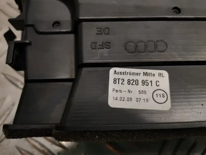 Audi A4 S4 B8 8K (2007 - 2011) 8T2820951C Центральный воздушный дефлектор — фото 1