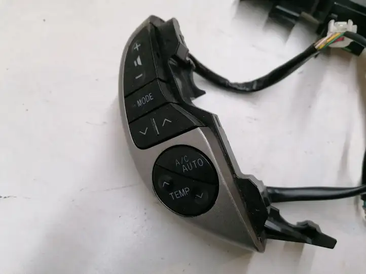 Toyota Prius (XW20) (2003 - 2009) F70CV164 Кнопки на рулевом колесе — фото 2