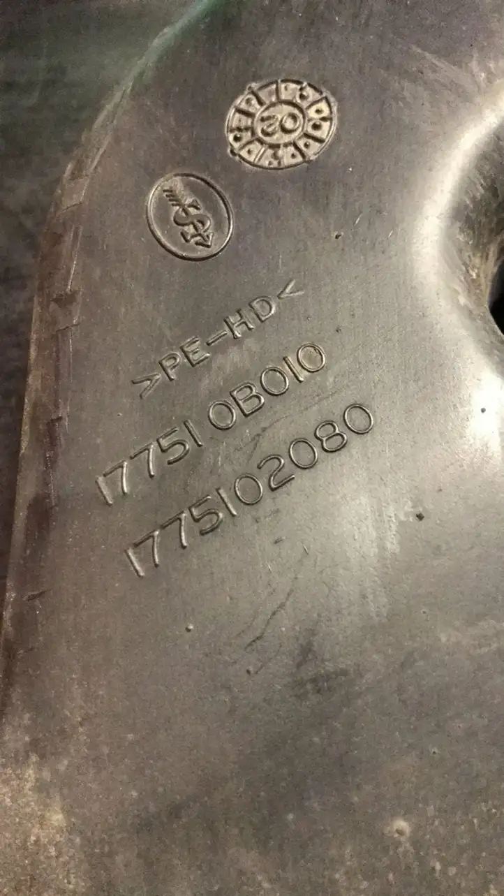 Toyota Avensis T220 (2000 - 2003) 1775102080 Трубка подачи воздуха — фото 2