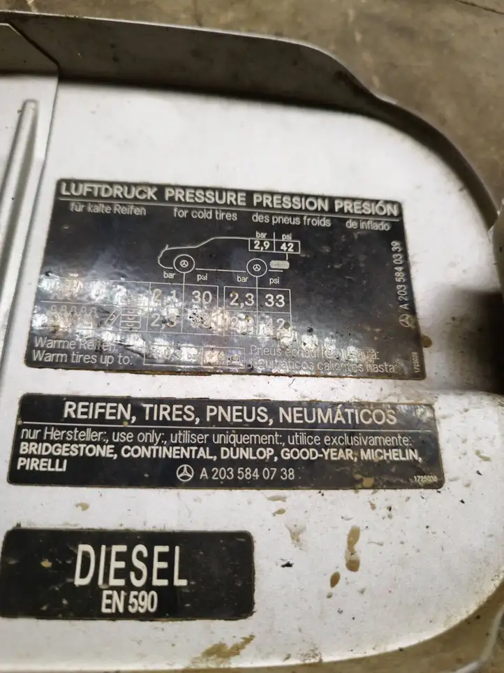 Mercedes-Benz C W203 (2000 - 2007) A2035840738 Крышка топливного бака — фото 2