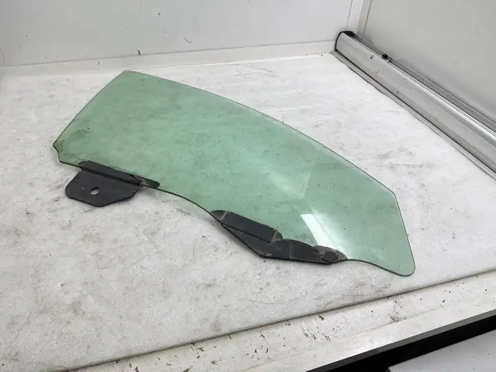 Tesla Model Y (2019 - 2024) E000214 Стекло передней двери — фото 1