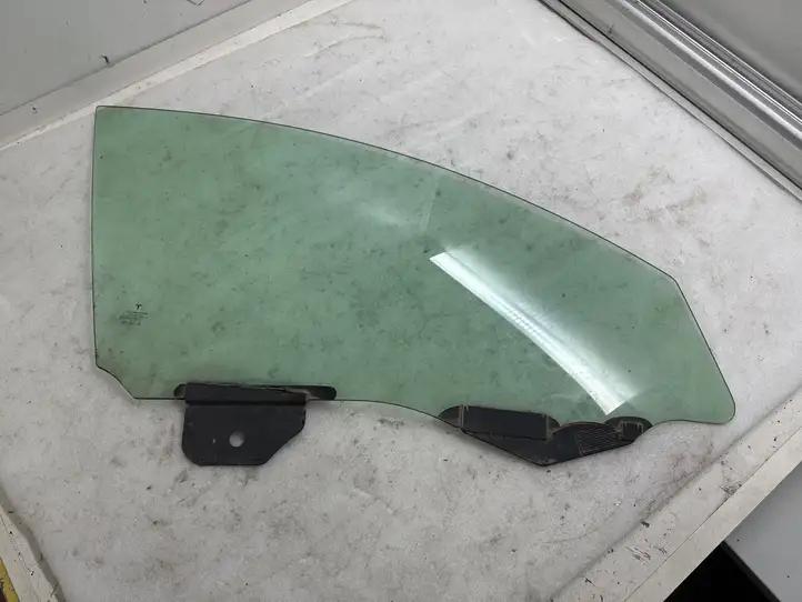 Tesla Model Y (2019 - 2024) E000214 Стекло передней двери — фото 2