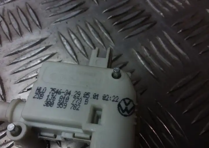 Volkswagen Golf IV (1998 - 2005) 1J6810773B Замок крышки топливного бака — фото 4
