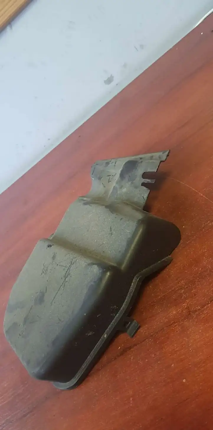 BMW 1 E81 E87 (2004 - 2011) 6925018 Крышка микрофильтра воздуха — фото 1