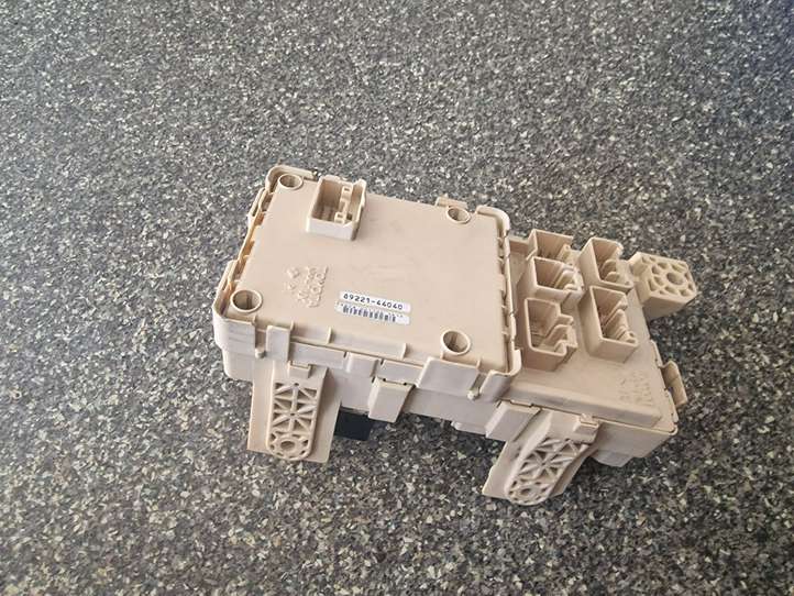 Toyota Avensis Verso (2001 - 2004)  8922144040 Блок предохранителей