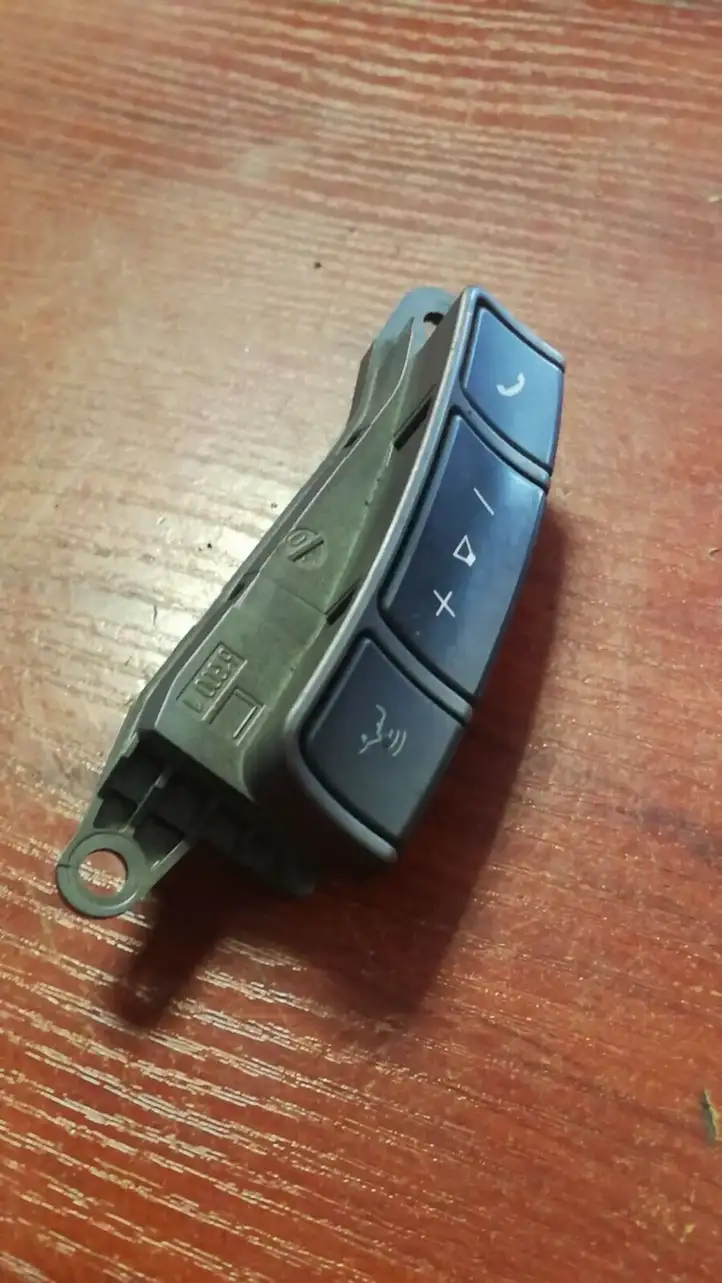 BMW 7 E65 E66 (2001 - 2008) 6911585 Кнопки на рулевом колесе — фото 1