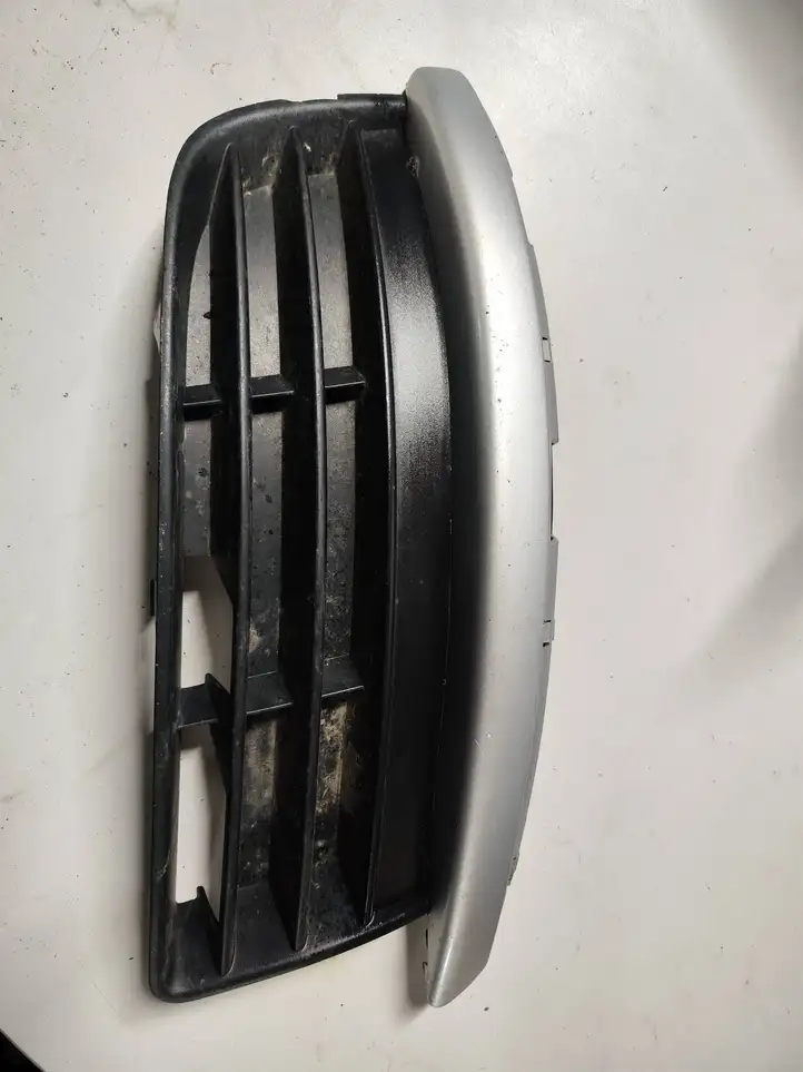 Volkswagen Jetta V (2005 - 2010) 1K0853666J Решетка противотуманной фары — фото 1