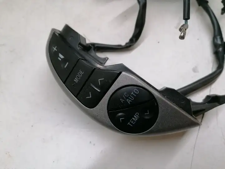 Toyota Prius (XW20) (2003 - 2009) F70CV164 Кнопки на рулевом колесе — фото 4