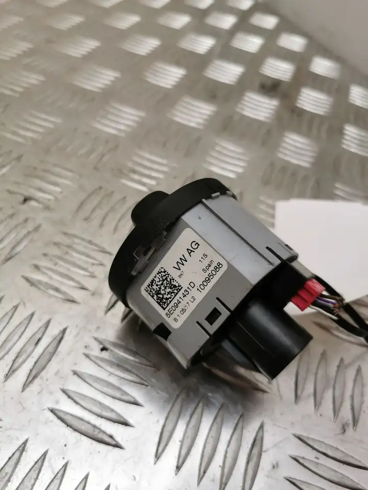 Skoda Fabia Mk3 (NJ) (2015 - 2021) 5E0941431D Включатель фонарей — фото 3