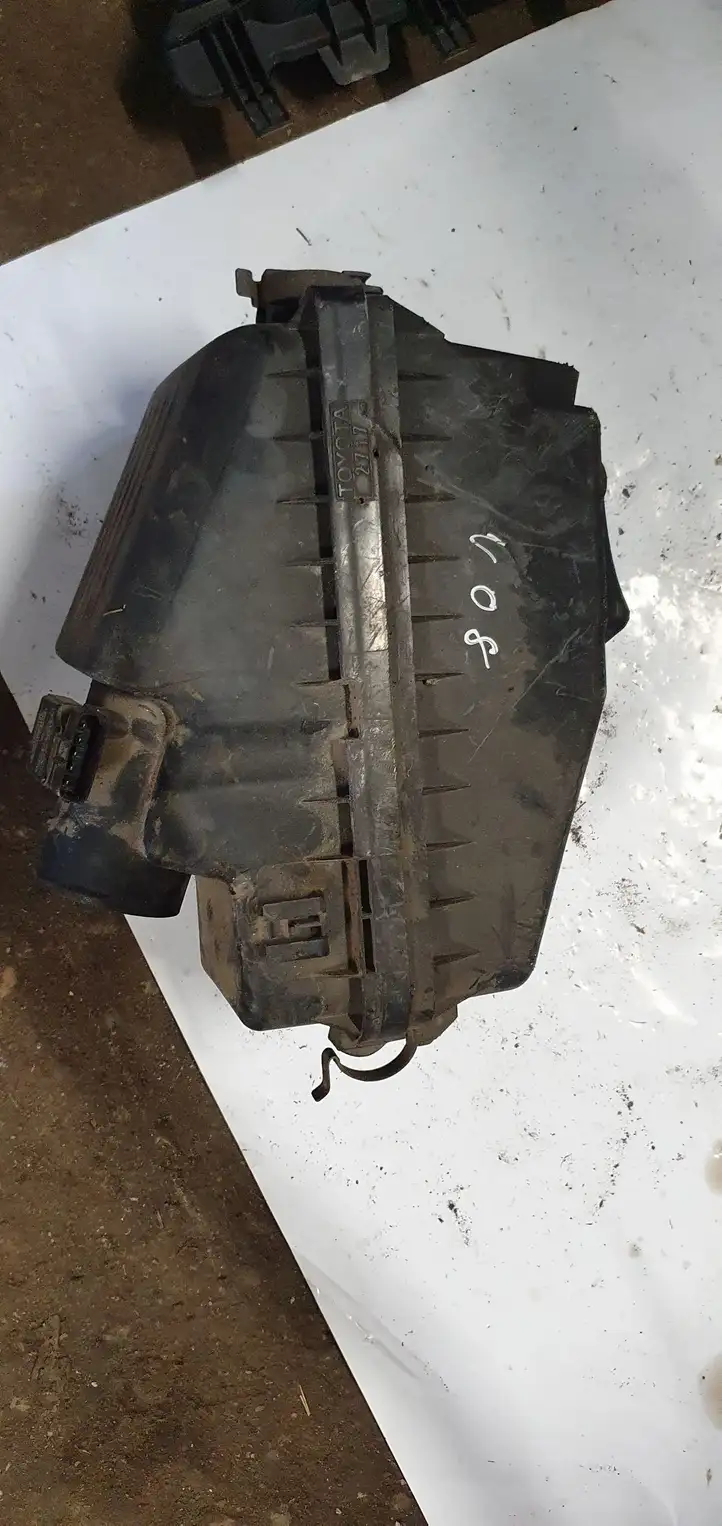 Toyota Corolla E120 E130 (2000 - 2004) 2220427010 Корпус воздушного фильтра — фото 1