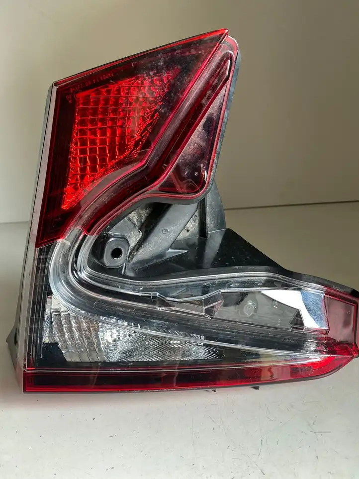 Toyota C-HR I (2016 - 2022) 81580F4120 Задний фонарь в крышке багажника — фото 3