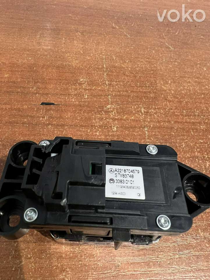 Mercedes-Benz S W221 (2005 - 2013)  A2218704579 Кнопка крюка в багажнике
