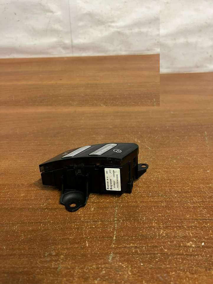 Mercedes-Benz S W221 (2005 - 2013)  A2218213051 Кнопка крюка в багажнике