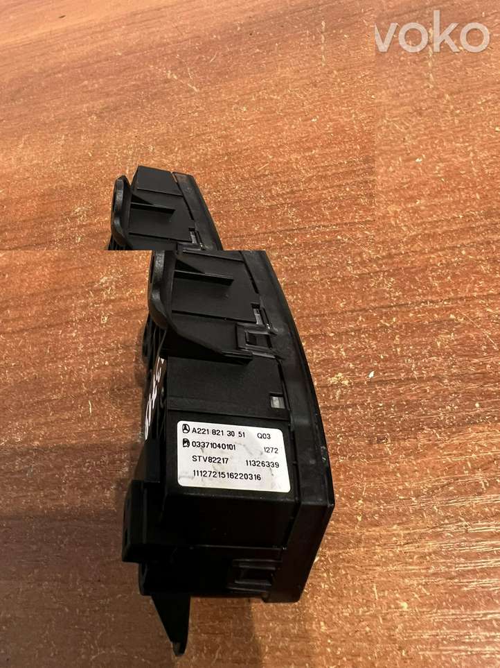 Mercedes-Benz S W221 (2005 - 2013)  A2218213051 Кнопка крюка в багажнике