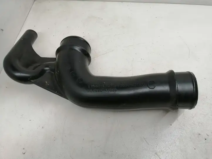Toyota Yaris (2014 - 2019) 1788047070 Трубка подачи воздуха — фото 1