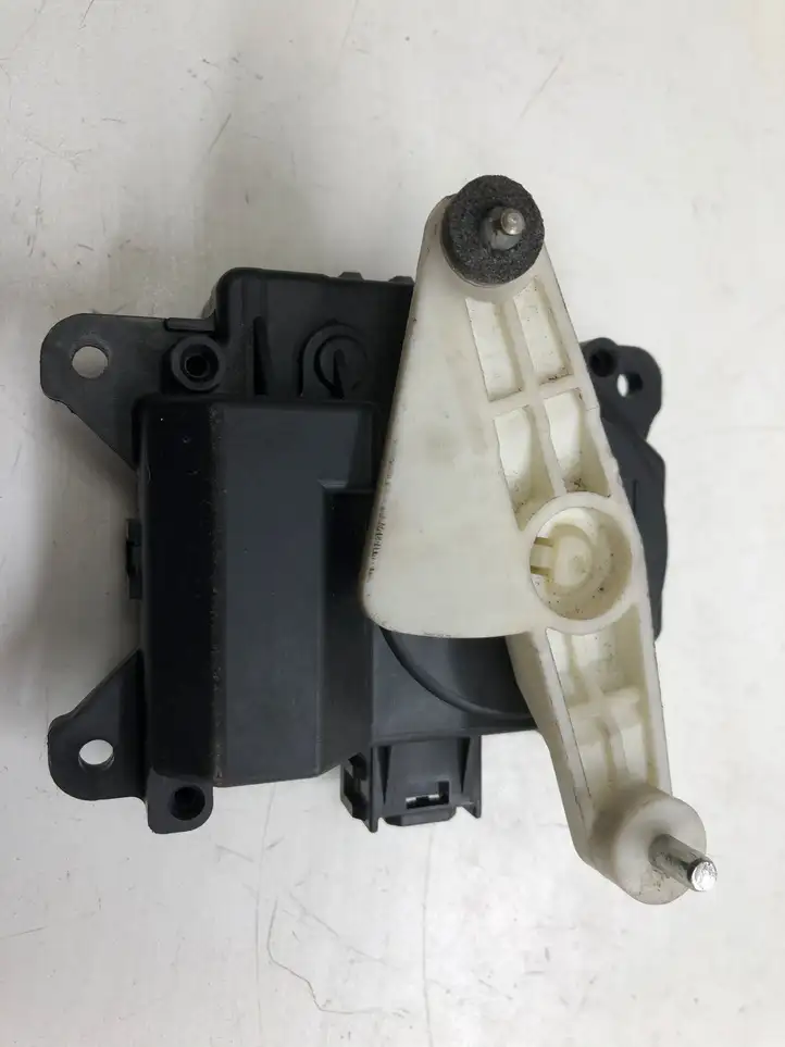 Toyota Prius (XW20) (2003 - 2009) 0637007960 Двигатель задвижки потока воздуха — фото 3