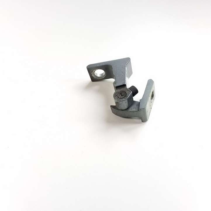 Audi A4 (2007 - 2011)  8K0831402B Нижняя петля передней двери