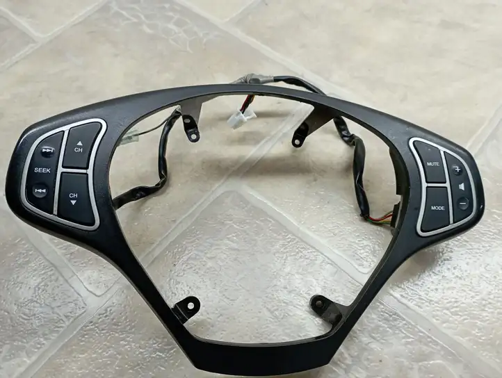 Kia Ceed (2006 - 2010) 561501H000 Кнопки на рулевом колесе — фото 1