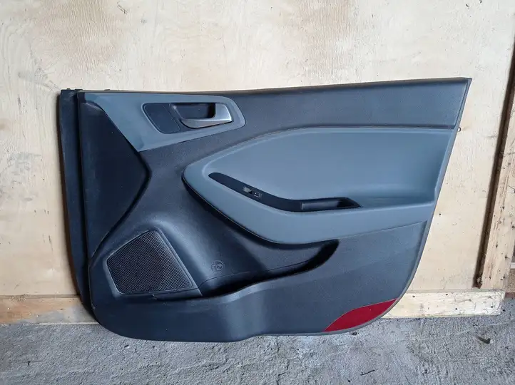Hyundai i20 (GB IB) (2014 - 2018) 82320C8010 Обшивка передней двери — фото 1