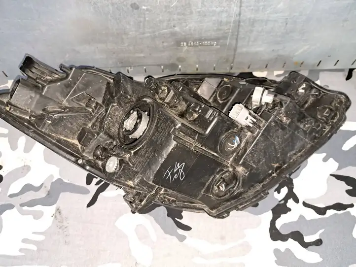 Toyota Yaris (2009 - 2012) Передняя фара — фото 3