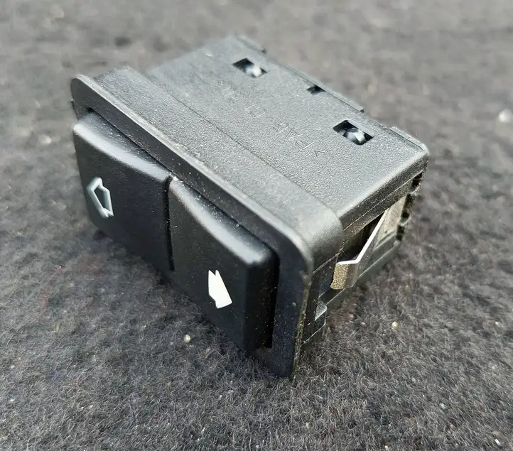 BMW 5 E39 (1996 - 2003) 8368974 Кнопка стеклоподъемников — фото 1