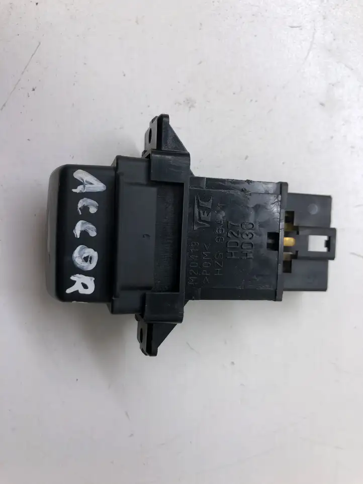 Honda Accord (2008 - 2016) M20419 Кнопка закрытия крышки багажника — фото 3