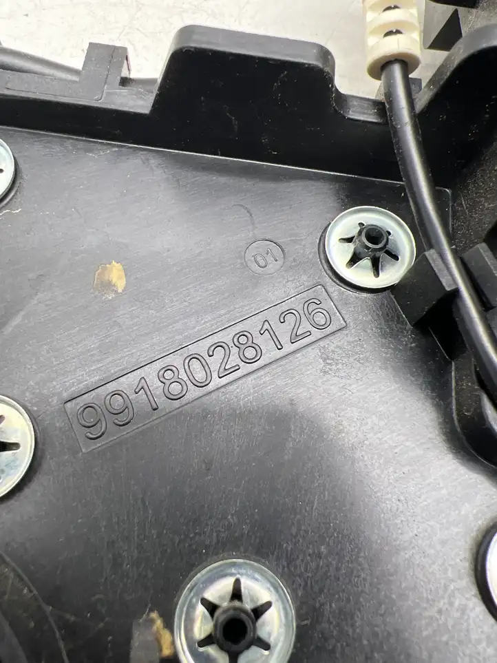 Tesla (2023 - ) 9918028126 Крышка зарядного разъема — фото 8