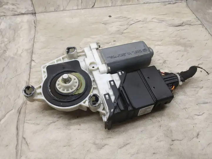 Volkswagen Bora (1998 - 2005) 9776101439202 Стеклоподъемник задней двери — фото 1