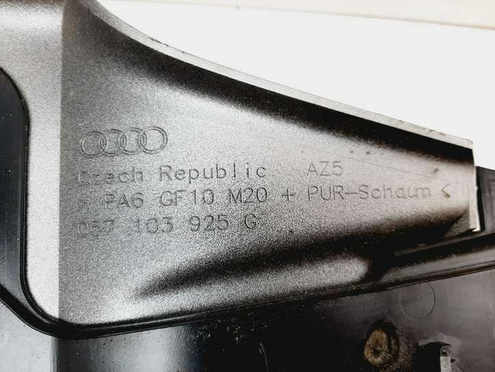 Audi A8 (2010 - 2014)  057103925G Крышка двигателя (отделка)