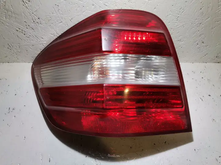 Mercedes-Benz ML W164 (2005 - 2011) 2251690L Задний фонарь в кузове — фото 1