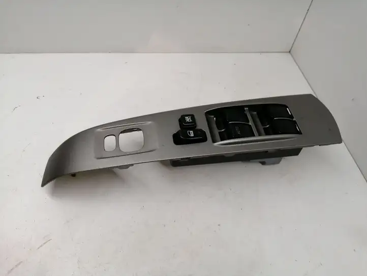 Toyota Prius (XW20) (2003 - 2009) 8482047021 Блок кнопок стеклоподъемников — фото 3