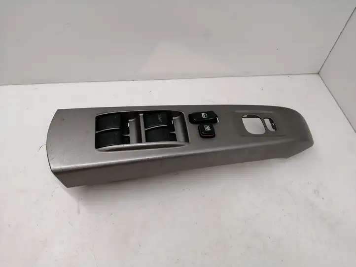 Toyota Prius (XW20) (2003 - 2009) 8482047021 Блок кнопок стеклоподъемников — фото 4