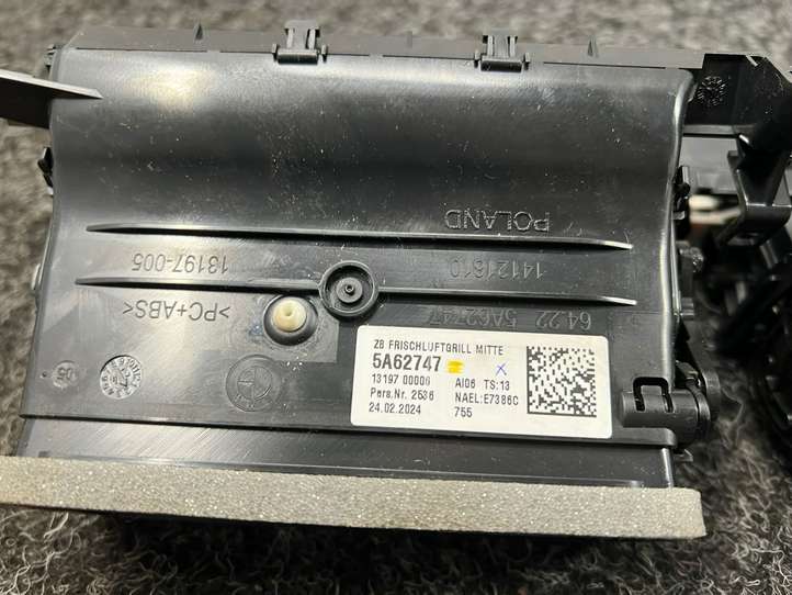 BMW i5 G60 (2023 - )  5A62747 Воздушная решётка окна
