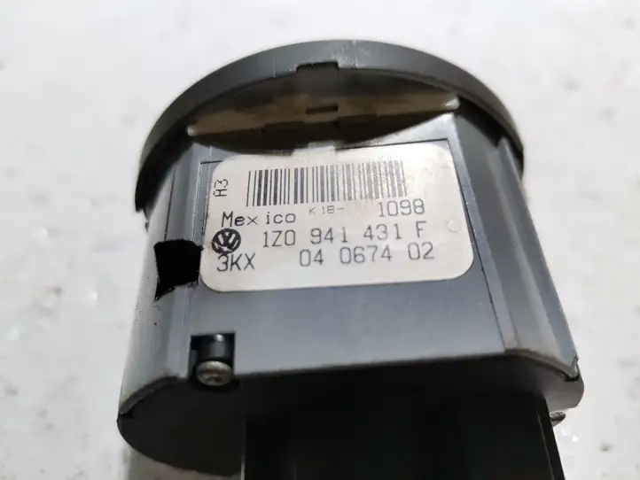 Skoda Octavia Mk2 (1Z) (2004 - 2013) 1Z0941431F Включатель фонарей — фото 3