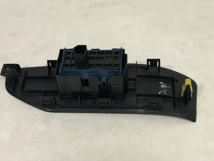 Toyota Verso (2009 - 2012) 742310F040 Кнопка стеклоподъемников — фото 3