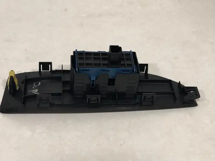 Toyota Verso (2009 - 2012) 742310F040 Кнопка стеклоподъемников — фото 4