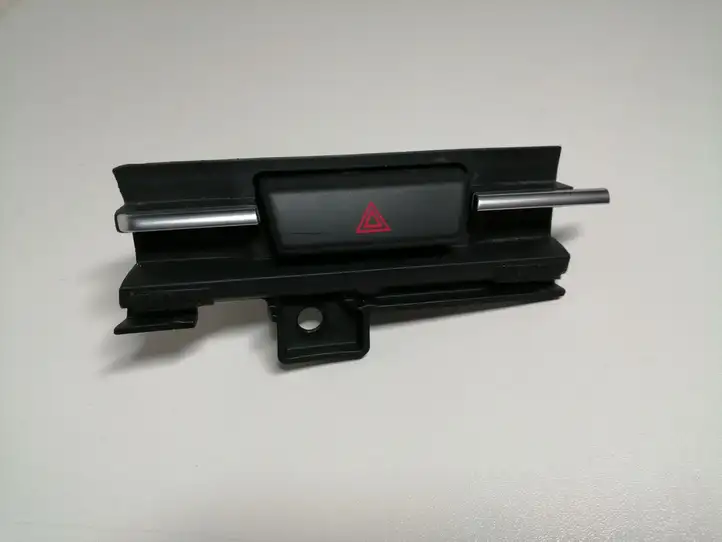 Mazda CX-3 (2018 - ) K0021 Включатель аварийных фонарей — фото 4