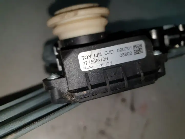 Toyota Avensis T270 (2009 - 2012) 977556106 Стеклоподъемник задней двери — фото 4