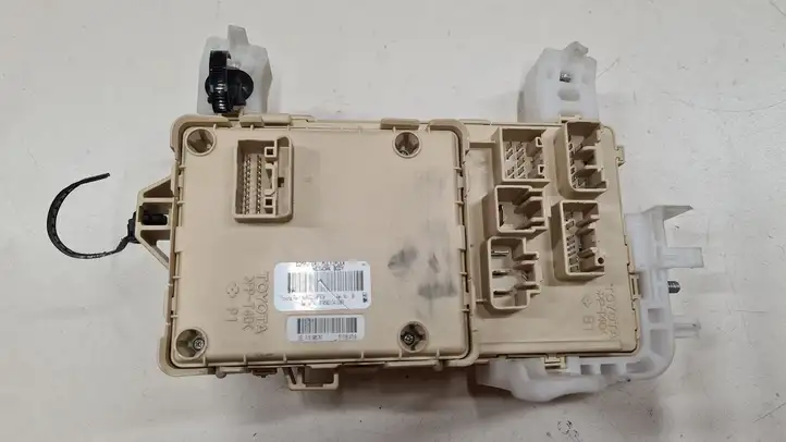 Toyota Corolla Verso AR10 (2004 - 2009) 892210F030 Блок предохранителей — фото 3