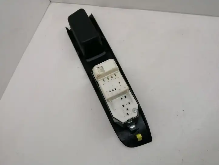 Toyota Yaris (2014 - 2019) 742320D680 Блок кнопок стеклоподъемников — фото 3