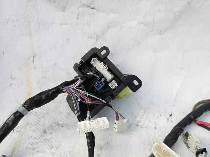 Toyota Camry (2017 - 2020)  821610XT90 Другой проводник