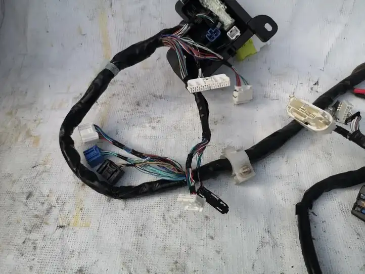 Toyota Camry (2017 - 2020)  821610XT90 Другой проводник