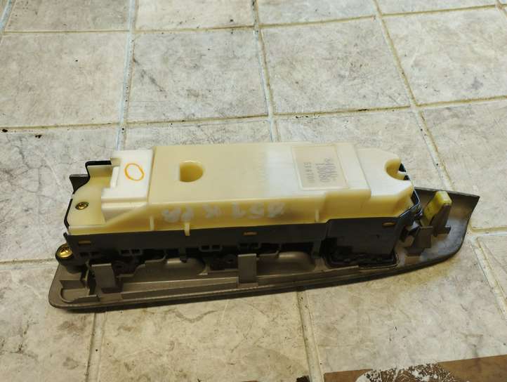 Toyota Corolla Verso E121 (2001 - 2004)  8404013080 Кнопка стеклоподъемников
