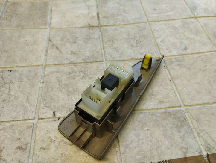 Toyota Corolla Verso E121 (2001 - 2004)  8403013030 Кнопка стеклоподъемников