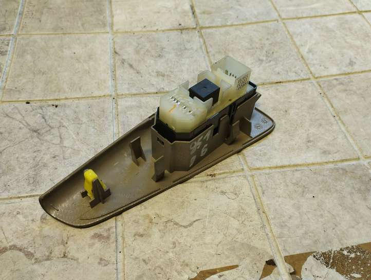 Toyota Corolla Verso E121 (2001 - 2004)  8403013030 Кнопка стеклоподъемников