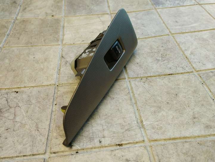 Toyota Corolla Verso E121 (2001 - 2004)  8403013030 Кнопка стеклоподъемников