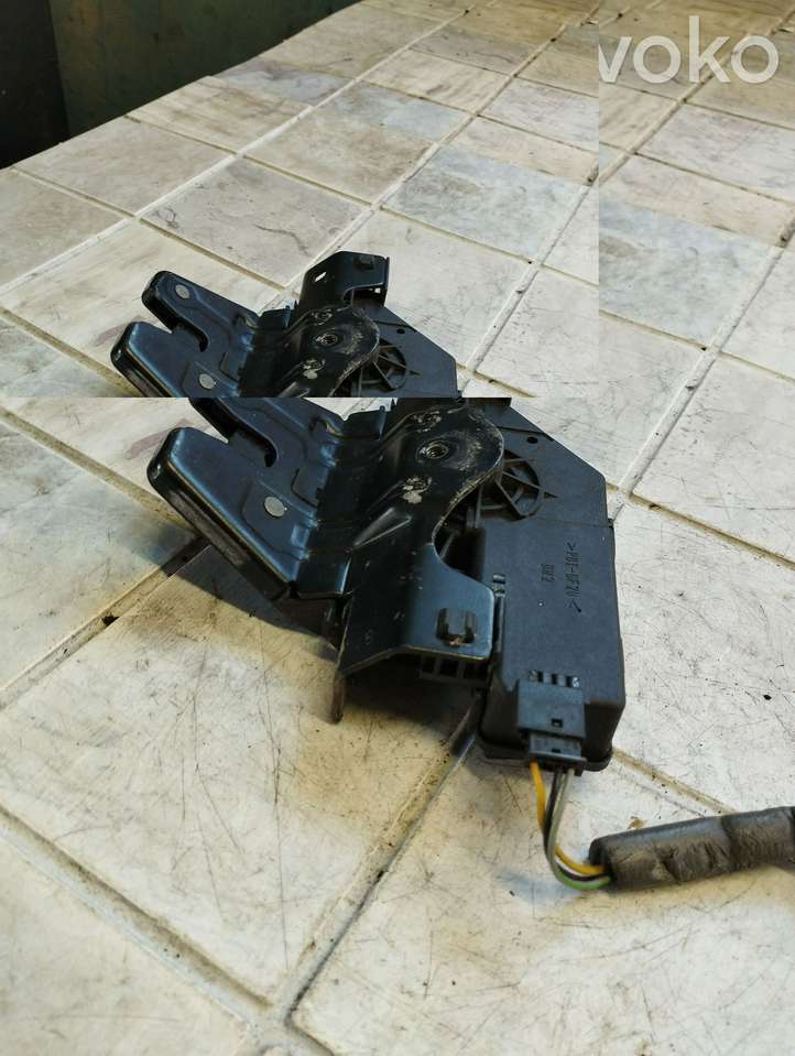 BMW 3 E46 (1998 - 2005)  8196401 Замок задней крышки