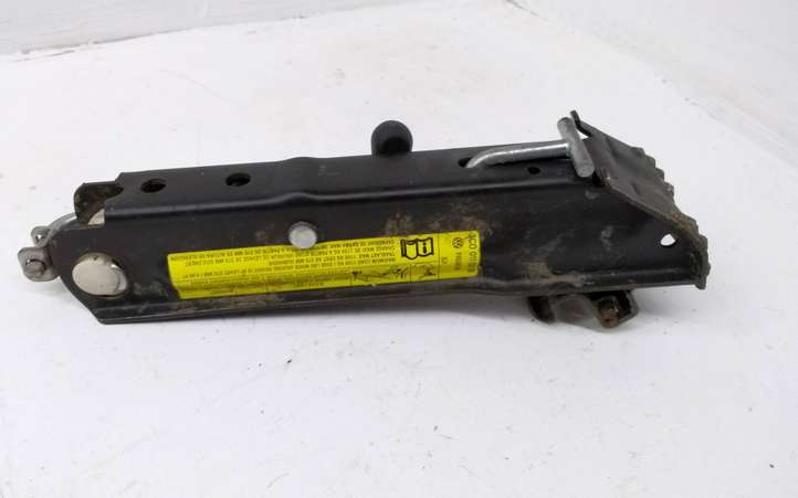 Volkswagen PASSAT B6 (2005 - 2010)  3C0011031B Домкрат (данкрат)