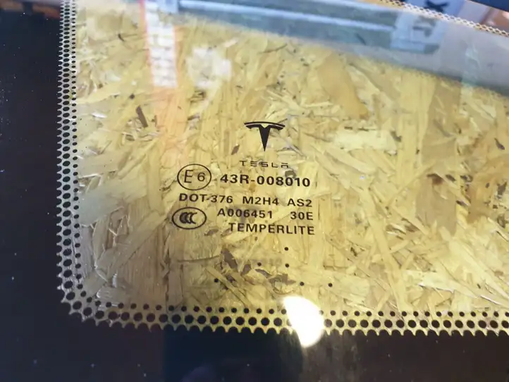 Tesla Model S (2012 - 2016) Заднее боковое стекло — фото 2