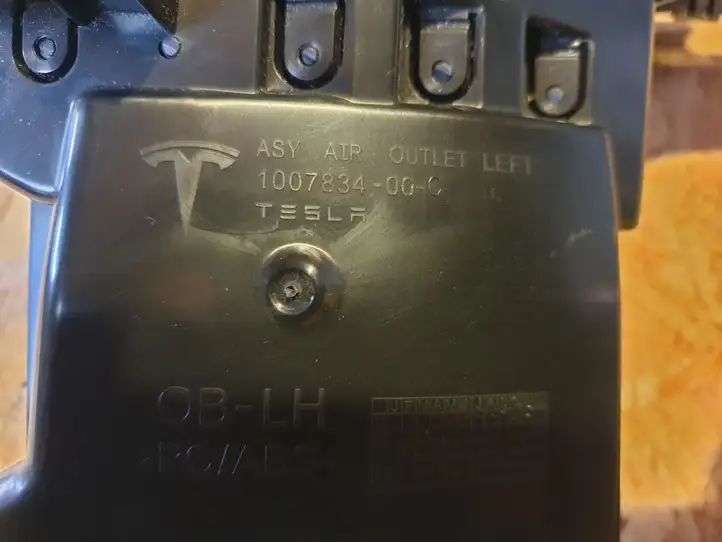 Tesla Model S (2012 - 2016) 1007834 Боковой воздушный дефлектор — фото 3